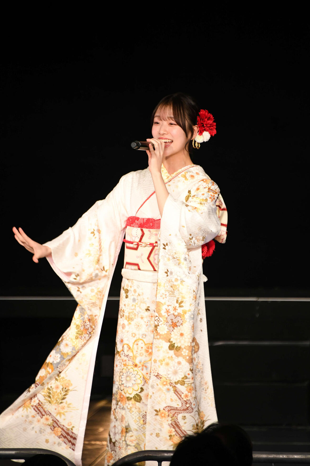 晴れ着姿で歌うNGT48の杉本萌
