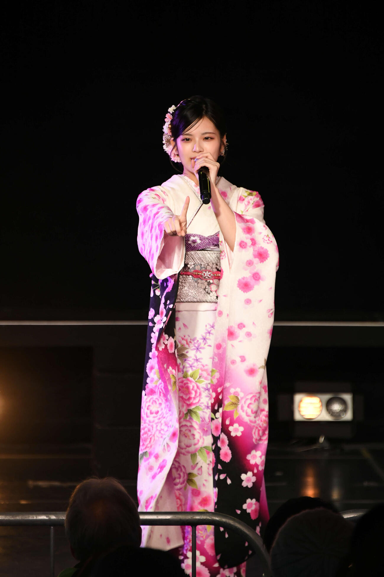 晴れ着姿で「春はどこから来るのか？」を歌うNGT48の谷口陽香
