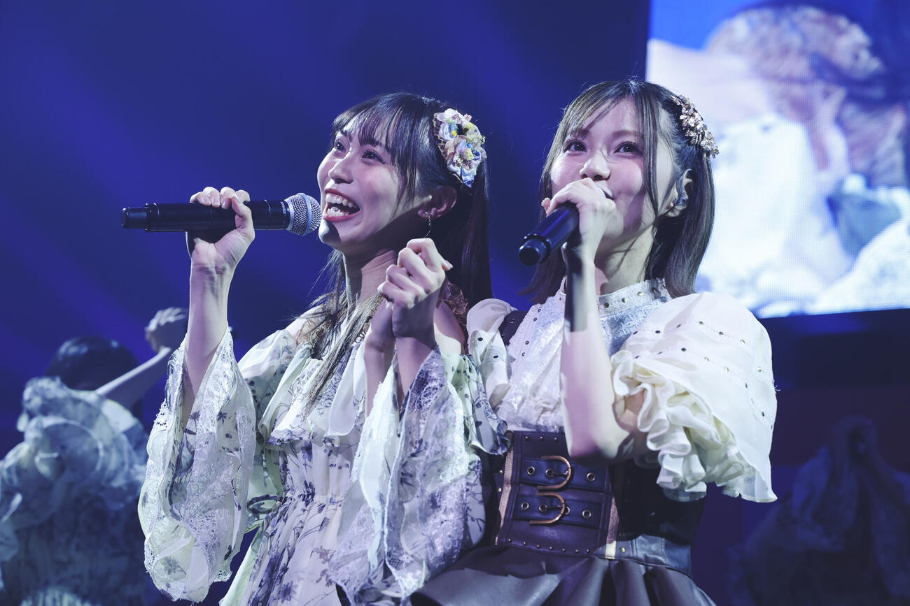 卒業コンサートを行ったHKT48地頭江音々。左は豊永阿紀（C）Mercury