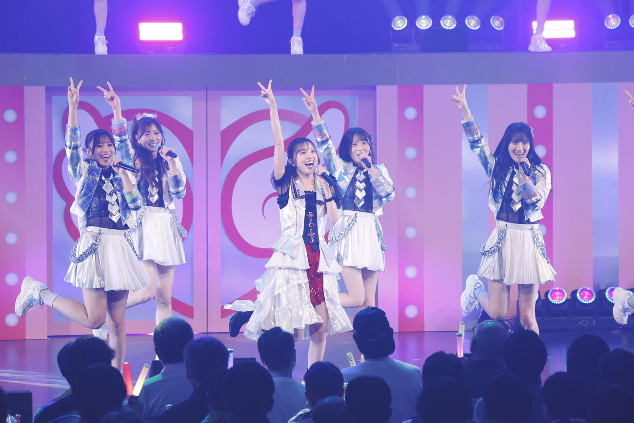 卒業コンサートを行ったHKT48地頭江音々（中央）（C）Mercury