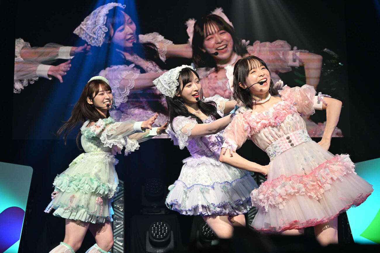 AKB48のどっぼーん！ひとりじめ！5周年記念ライブ！に出演した、左から山内瑞葵、小栗有以、倉野尾成美