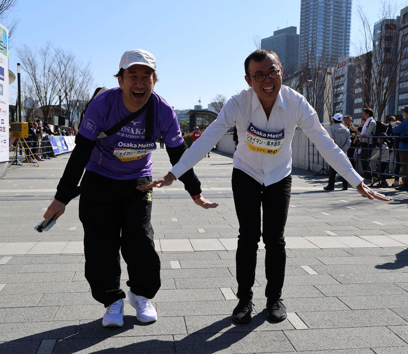 大阪マラソンの720〈なにわ〉マラソンを走り終えポーズを取る（右から）ジョイマンの高木晋哉と池谷和志（撮影・西尾就之）