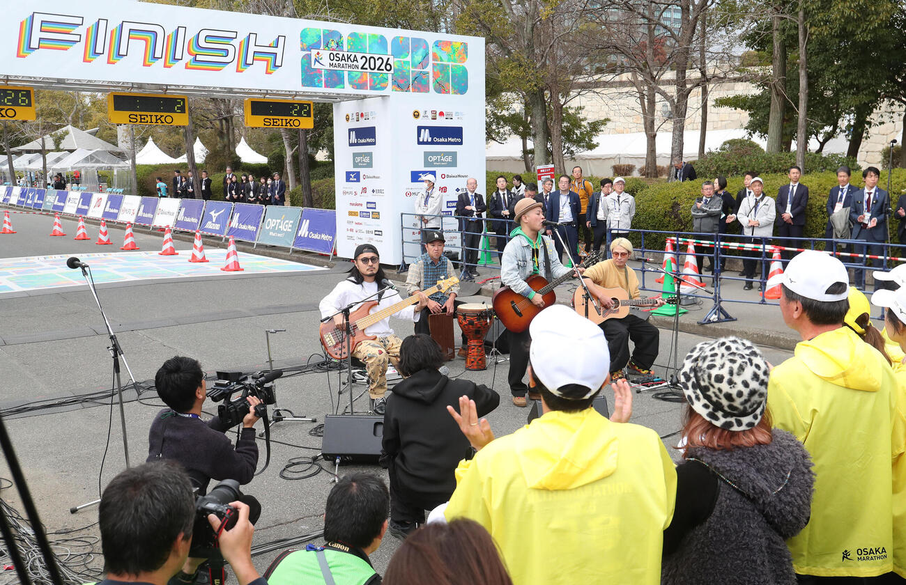 大阪マラソンを終了後、生ライブ演奏するかりゆし58（撮影・白石智彦）