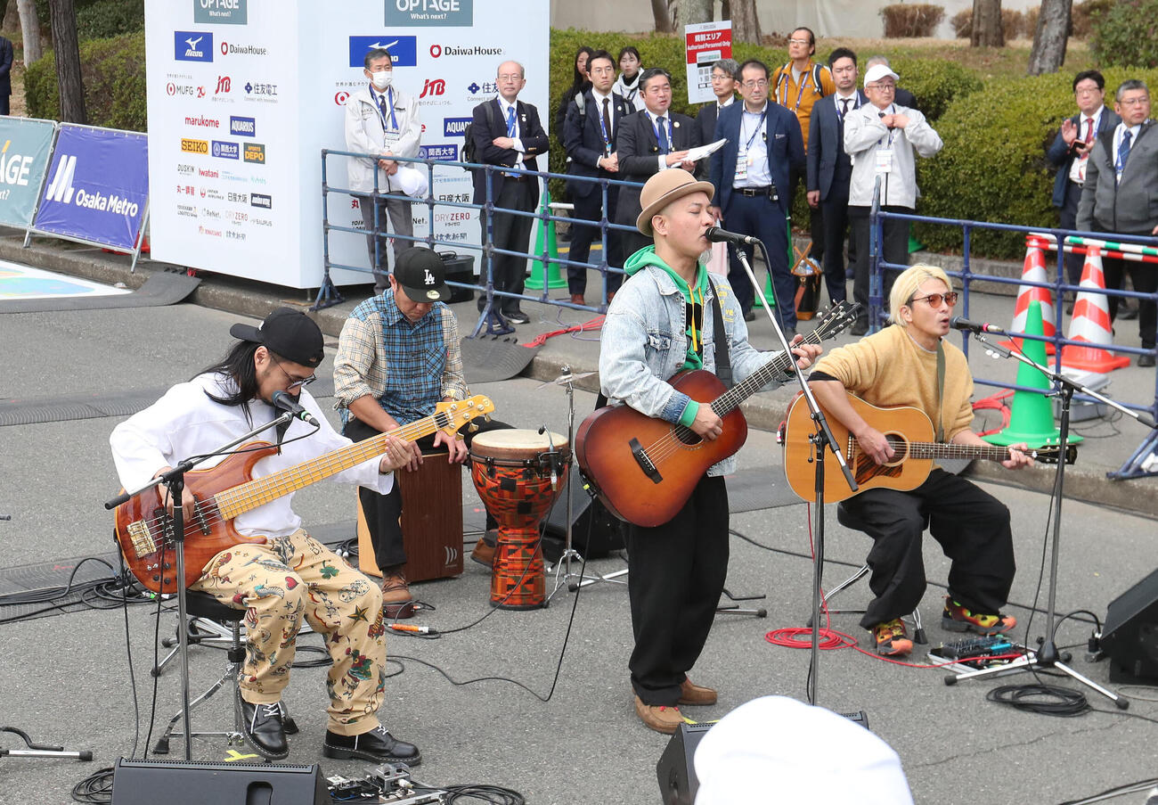 大阪マラソンを終了後、生ライブ演奏するかりゆし58（撮影・白石智彦）