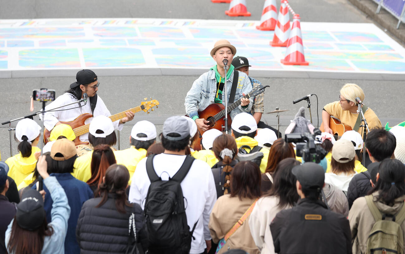 大阪マラソンを終了後、生ライブ演奏するかりゆし58（撮影・白石智彦）