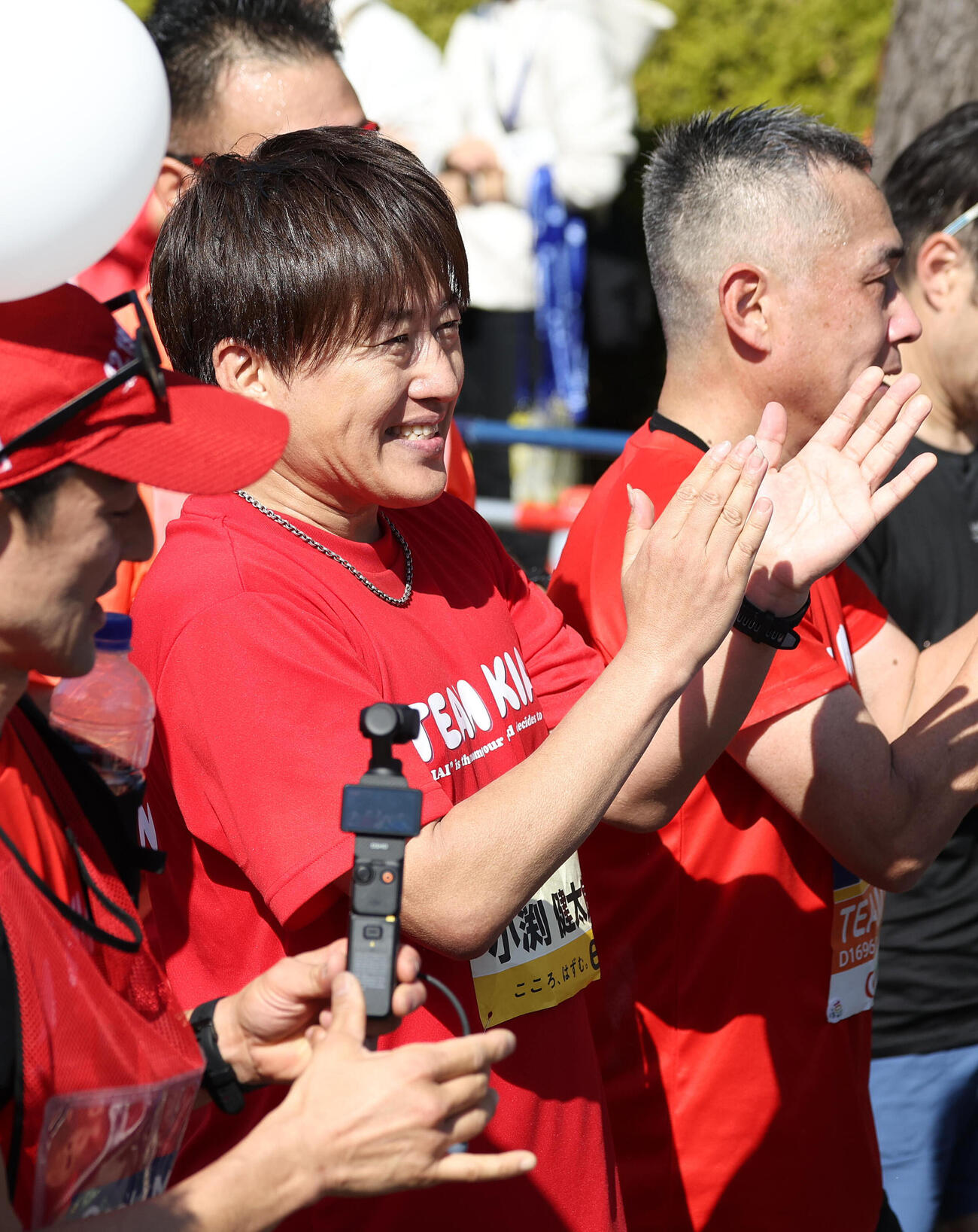 大阪マラソン、笑顔で拍手しながらゴールするコブクロの小渕健太郎（撮影・白石智彦）