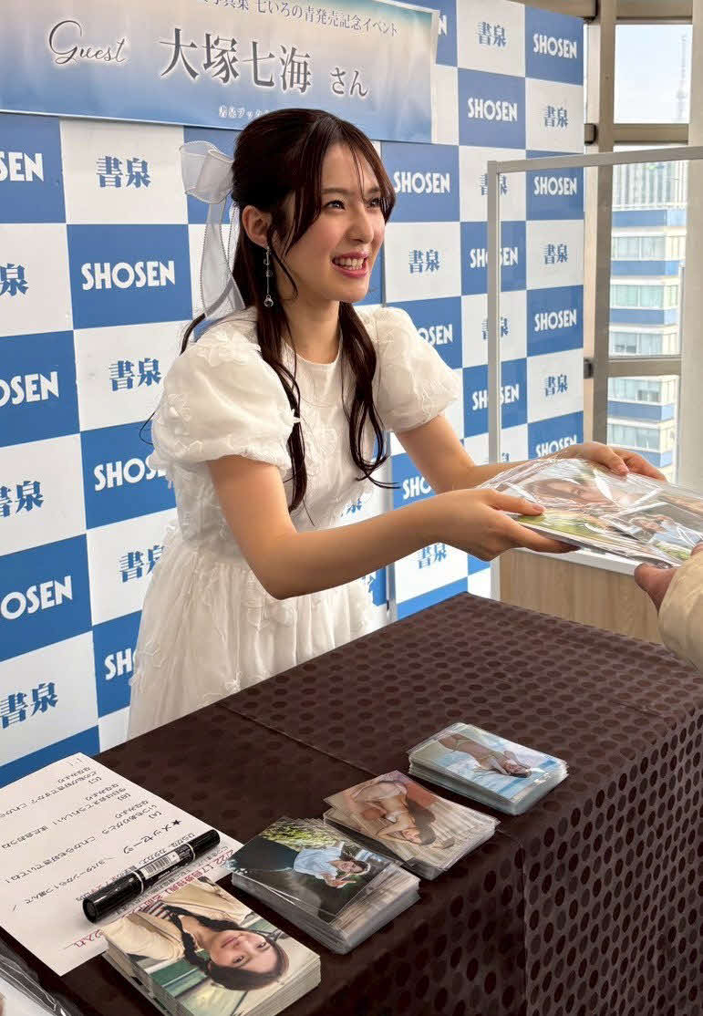 写真集発売記念イベントで手渡しするNGT48大塚七海　　（C）Flora