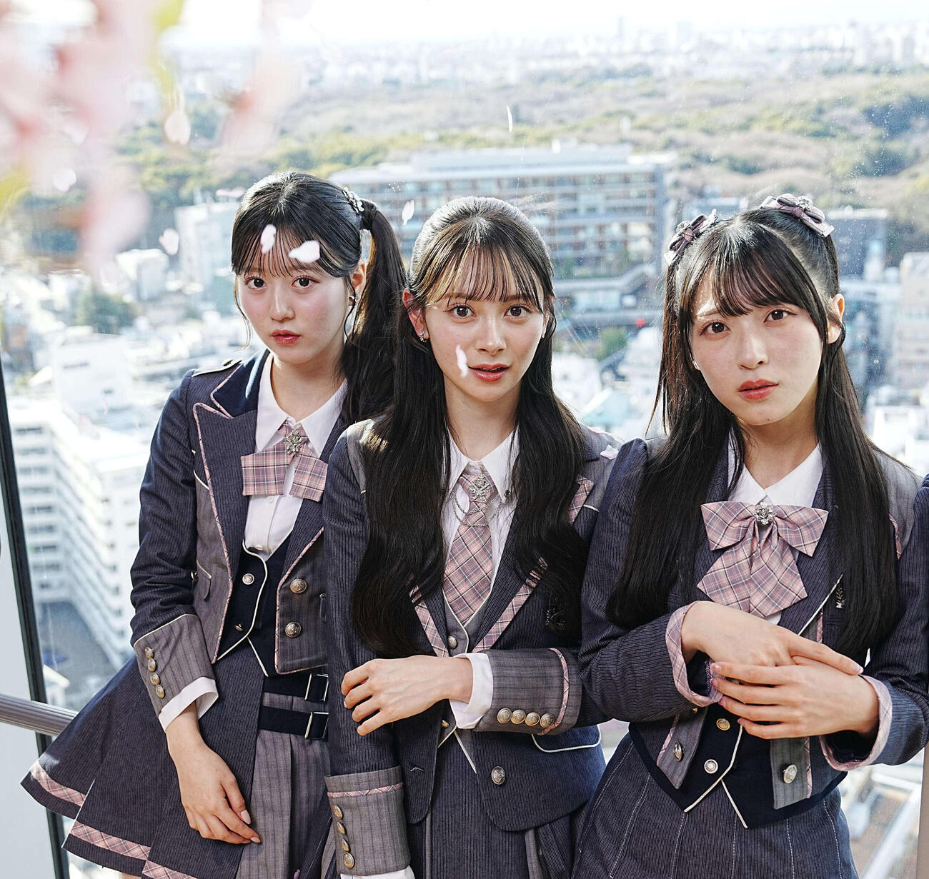 67thシングル「名残り桜」でAKB48に新たな“桜ソング”を紡ぐ選抜メンバーの、左から八木愛月、センターの伊藤百花、佐藤綺星（撮影・小沢裕）