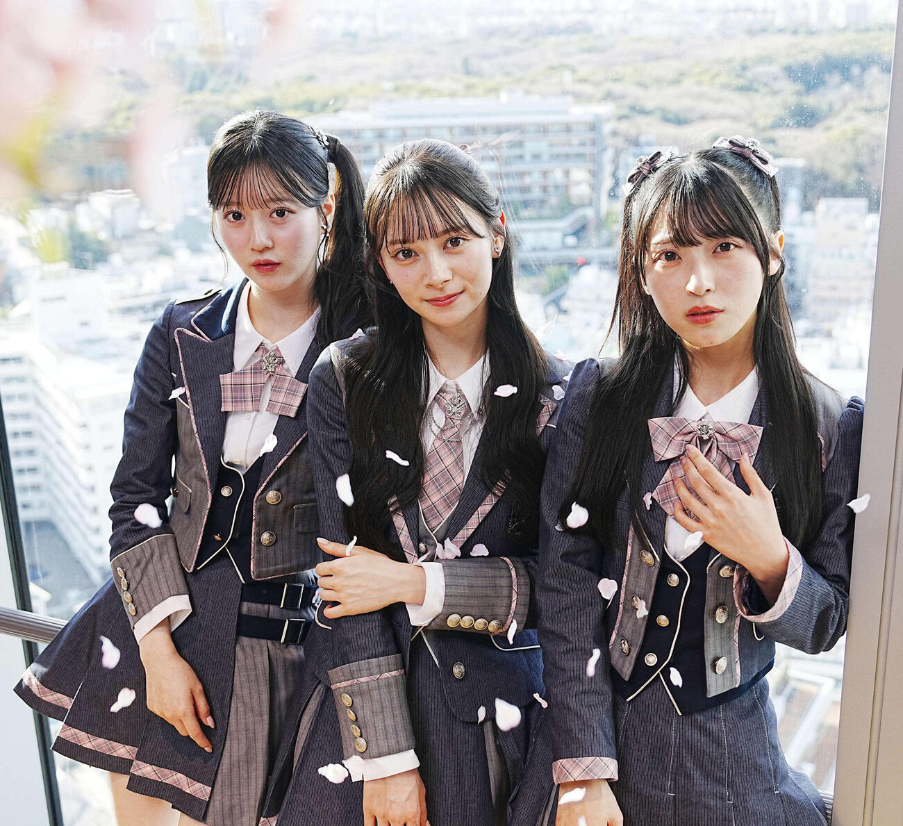 67thシングル「名残り桜」でAKB48に新たな“桜ソング”を紡ぐ選抜メンバーの、左から八木愛月、センターの伊藤百花、佐藤綺星（撮影・小沢裕）