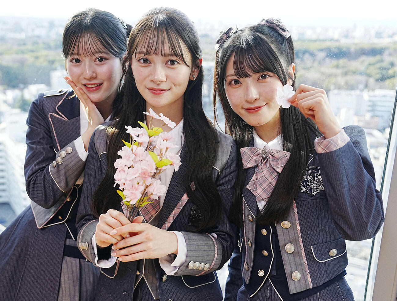 67thシングル「名残り桜」でAKB48に新たな“桜ソング”を紡ぐ選抜メンバーの、左から八木愛月、センターの伊藤百花、佐藤綺星（撮影・小沢裕）