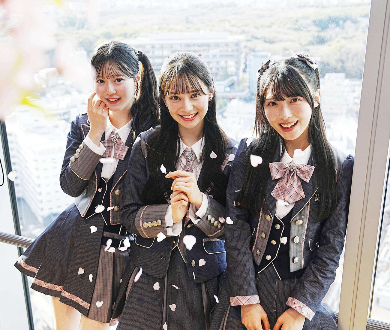 67thシングル「名残り桜」でAKB48に新たな“桜ソング”を紡ぐ選抜メンバーの、左から八木愛月、センターの伊藤百花、佐藤綺星（撮影・小沢裕）