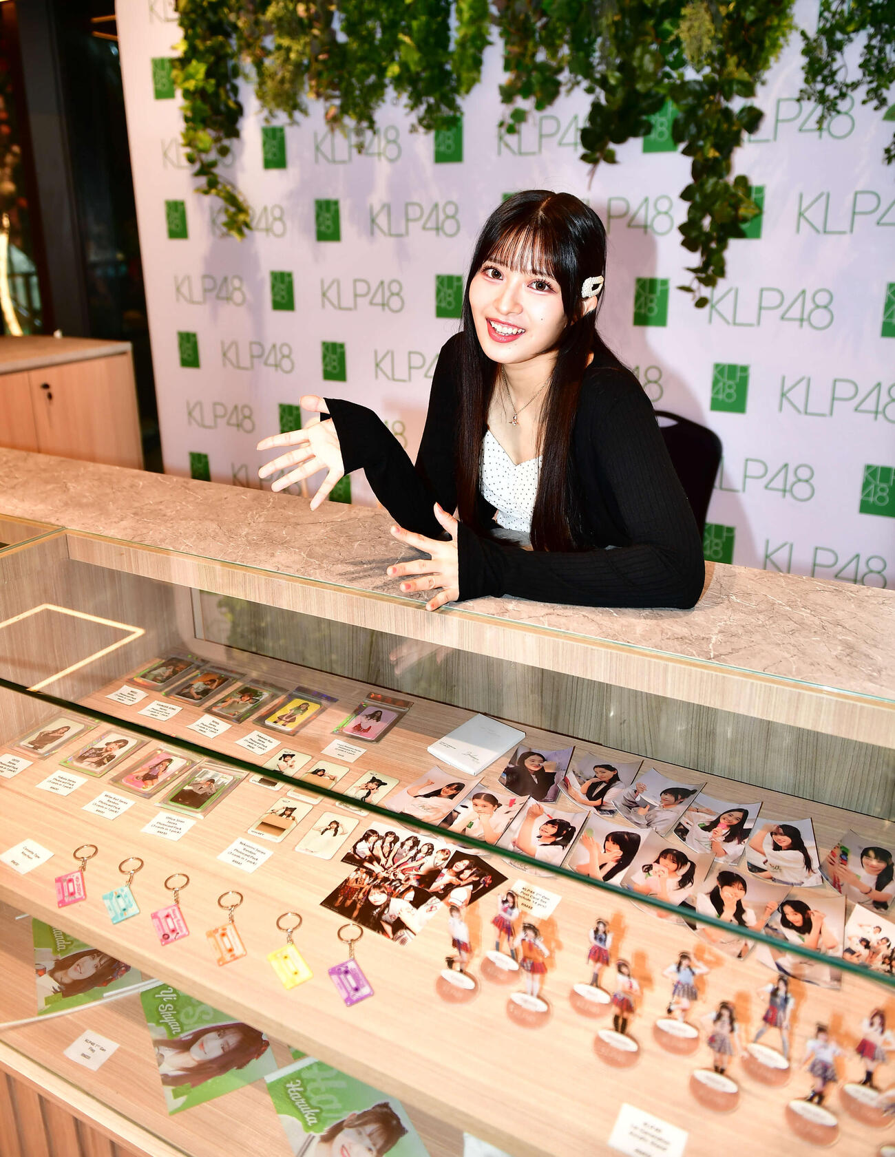 オープンしたKLP48劇場のグッズ売り場を紹介する行天優莉奈（撮影・松尾幸之介）