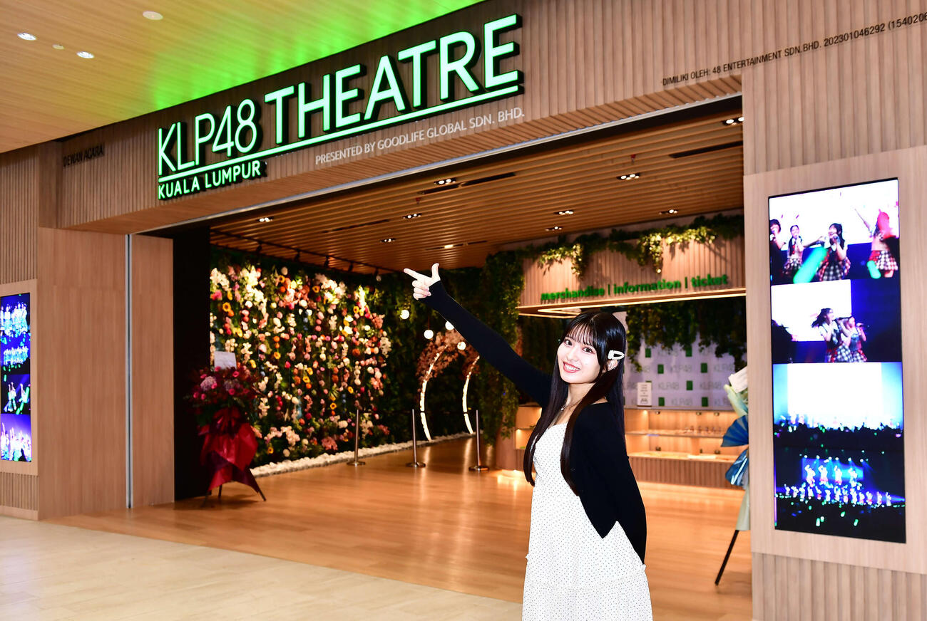 クアラルンプールの大型商業施設「ららぽーとBBCC」内にオープンしたKLP48の専用劇場を紹介した行天優莉奈（撮影・松尾幸之介）