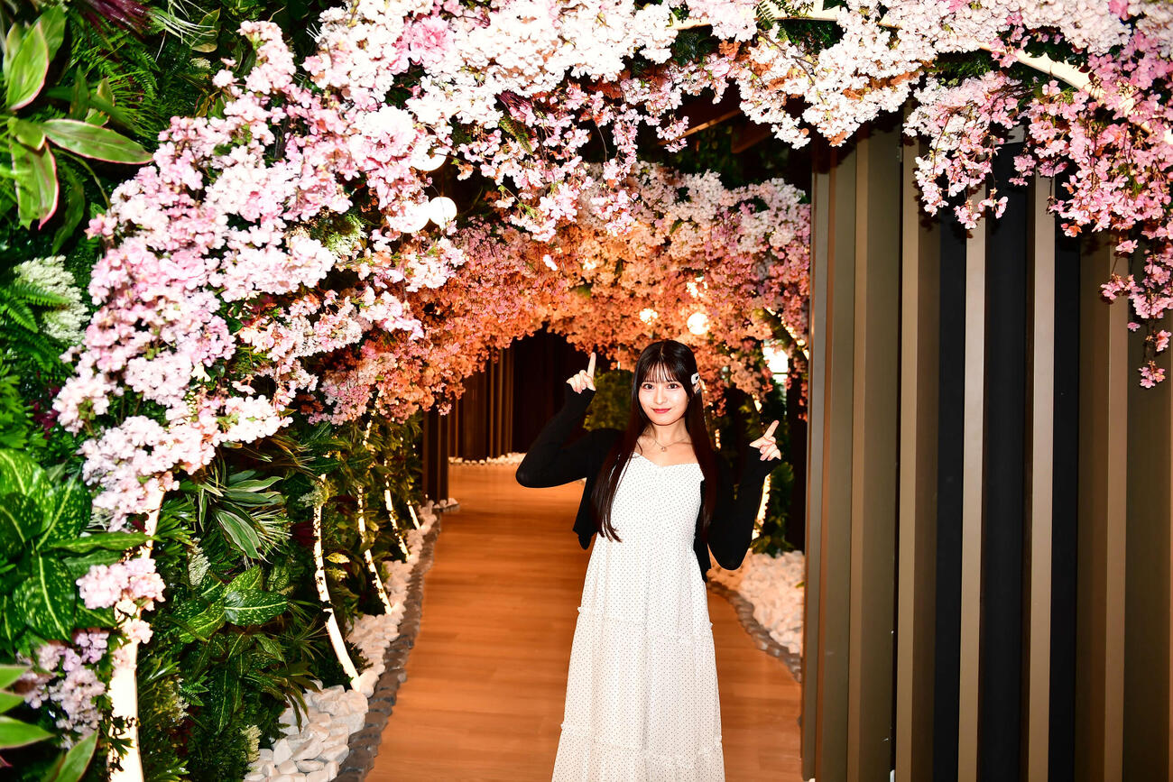 オープンしたKLP48劇場の外廊下を紹介する行天優莉奈（撮影・松尾幸之介）
