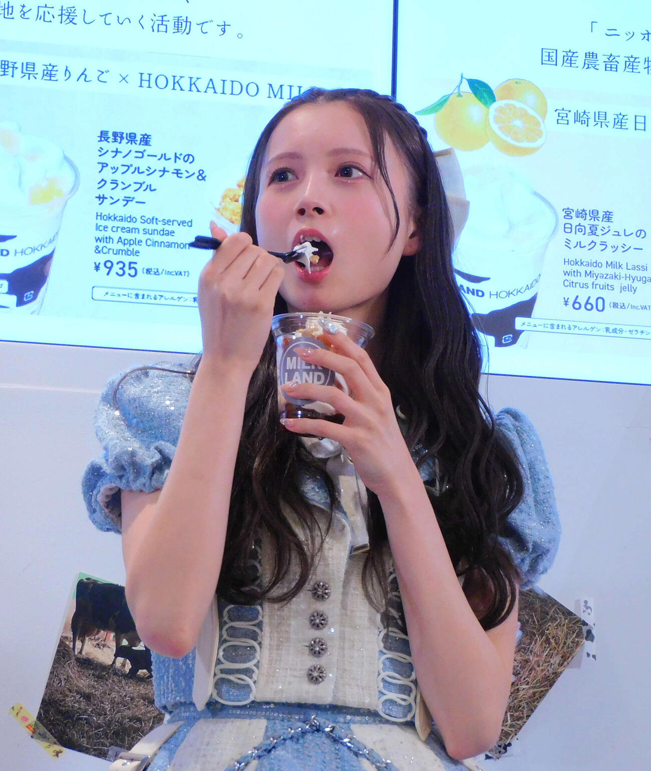 試食をするAKB48水島美結（撮影・寺本吏輝）