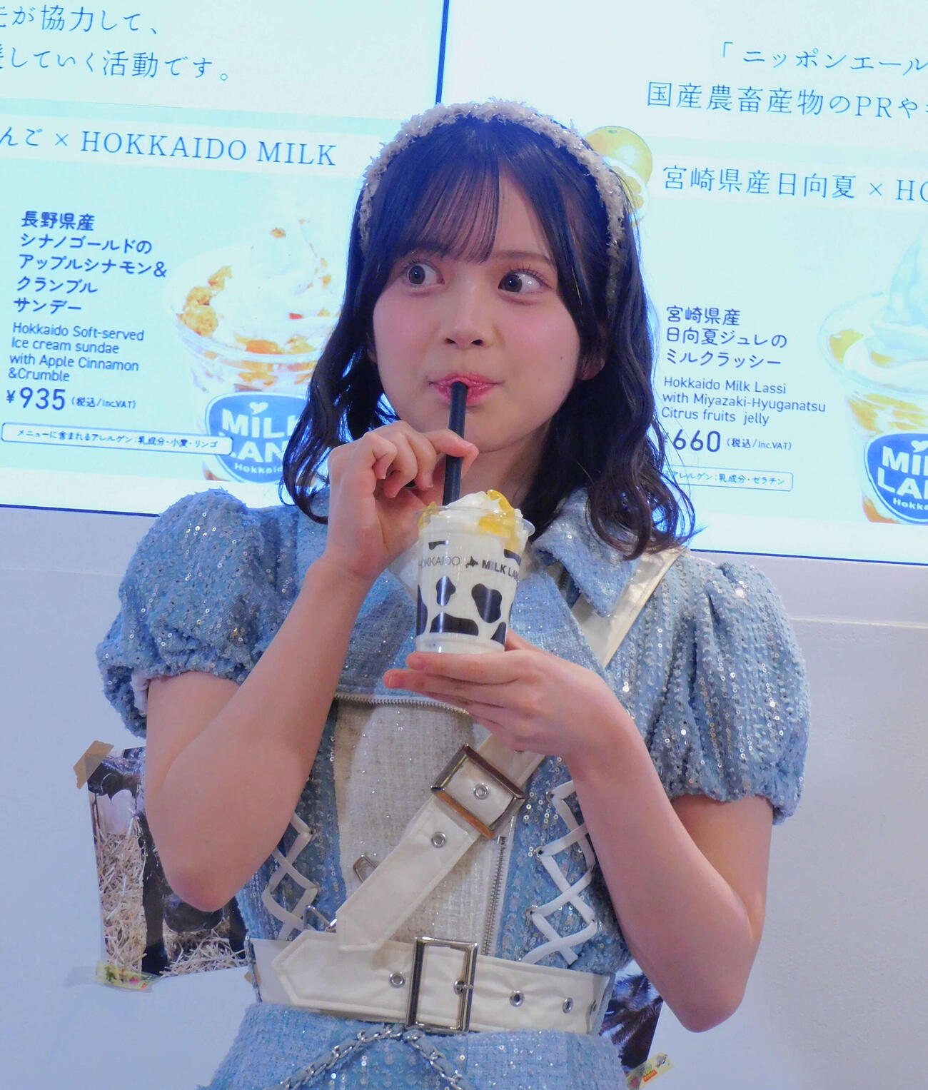 試食をし思わず目を大きく見開いたAKB48川村結衣（撮影・寺本吏輝）