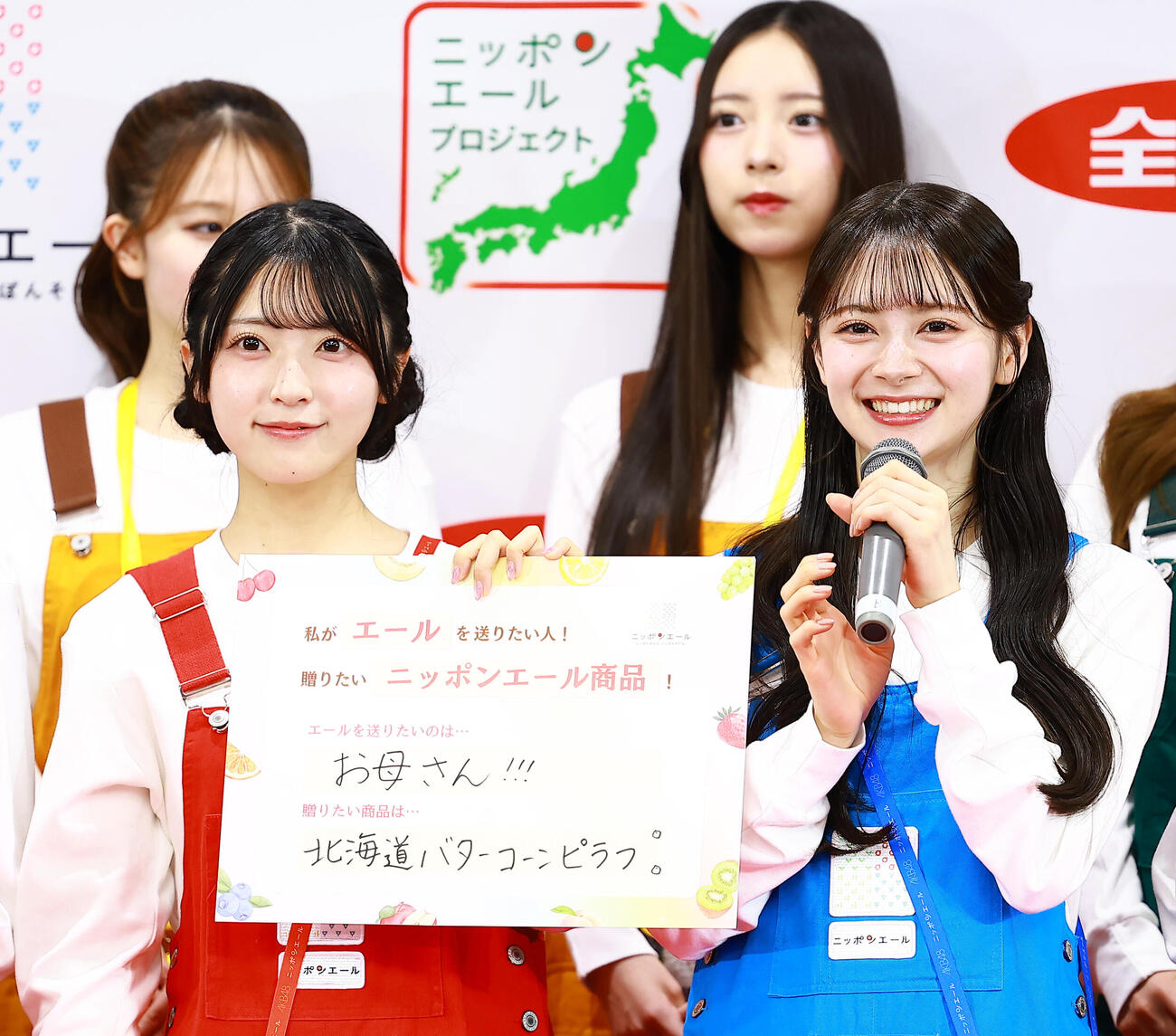 JA全農「ニッポンエールブランドアンバサダー」就任会見を行ったAKB48の佐藤綺星（左）と伊藤百花（撮影・野上伸悟）