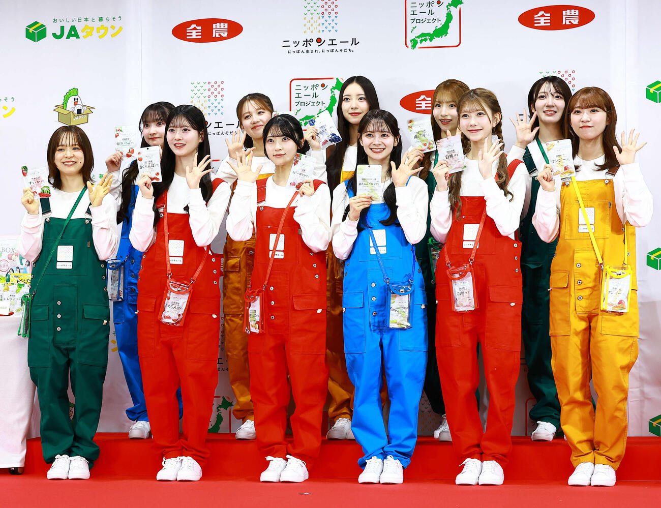 JA全農「ニッポンエールブランドアンバサダー」就任会見を行ったAKB48のメンバー。前列左から、倉野尾成美、八木愛月、佐藤綺星、伊藤百花、千葉恵里、山内瑞葵、後列左から、山﨑空、正鋳真優、森川優、平田侑希、工藤華純（撮影・野上伸悟）