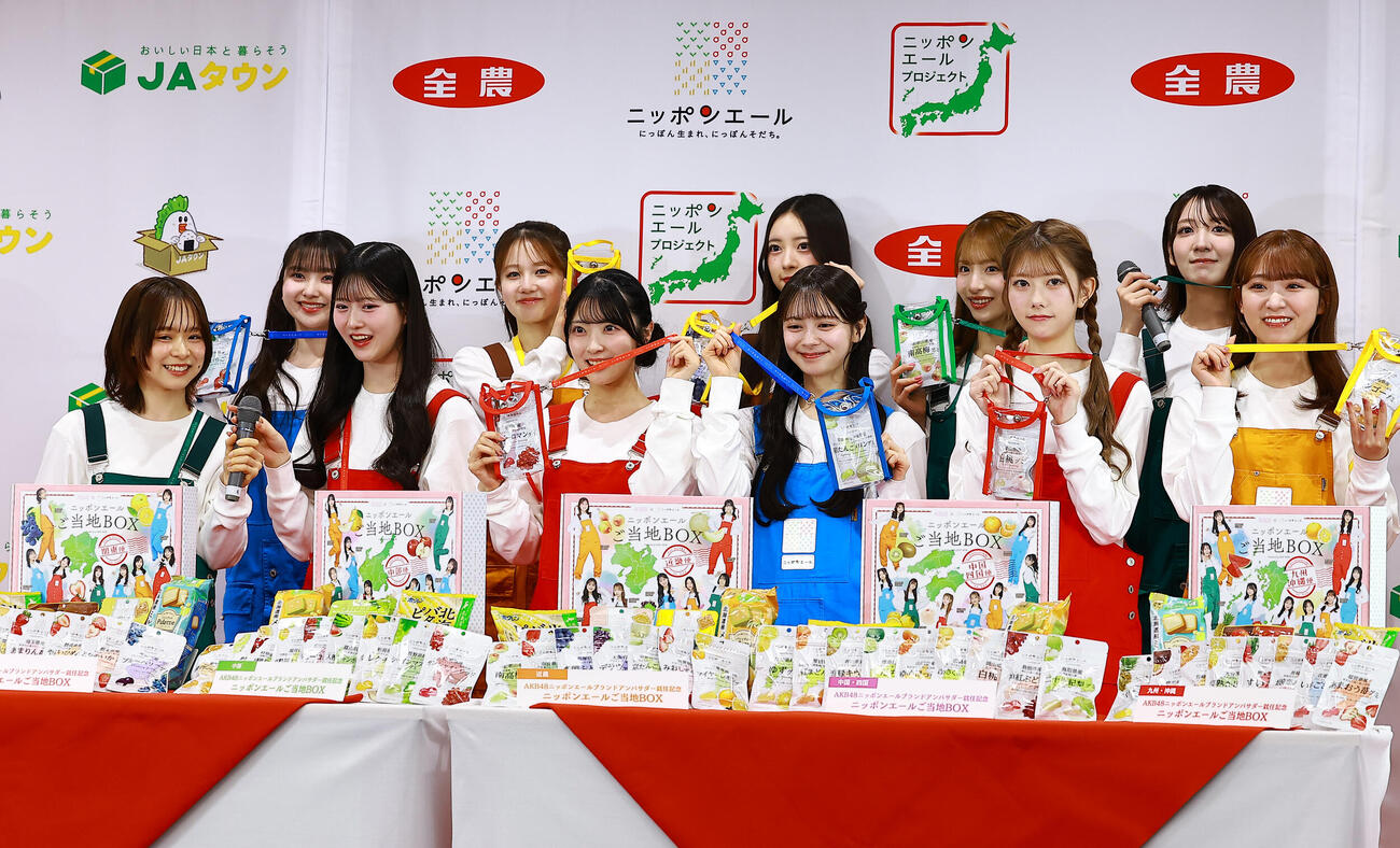 JA全農「ニッポンエールブランドアンバサダー」就任会見を行ったAKB48のメンバー。前列左から、倉野尾成美、八木愛月、佐藤綺星、伊藤百花、千葉恵里、山内瑞葵、後列左から、山﨑空、正鋳真優、森川優、平田侑希、工藤華純（撮影・野上伸悟）