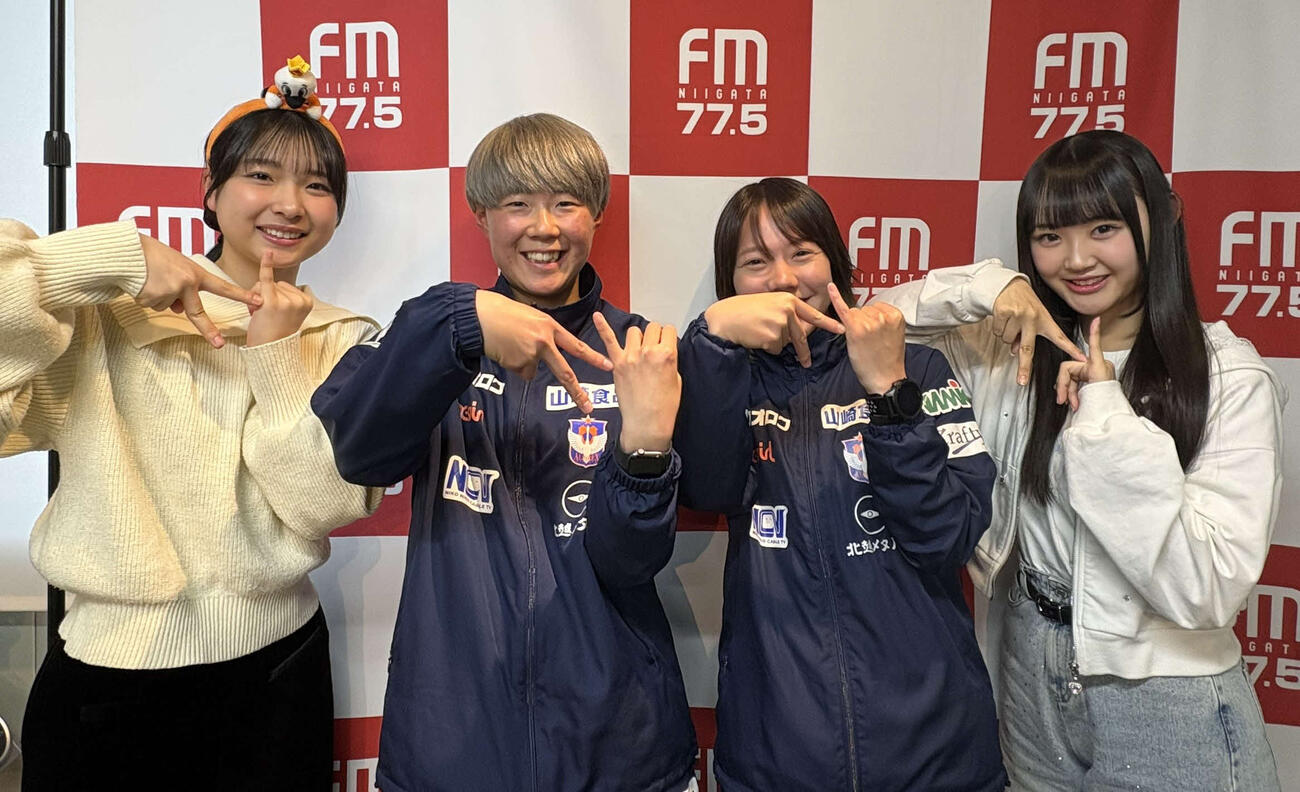収録後、全員笑顔で「N」を作る左から、NGT高島柚愛、新潟L城和怜奈、新潟L富岡千宙、NGT磯部瑠紅（C）Flora