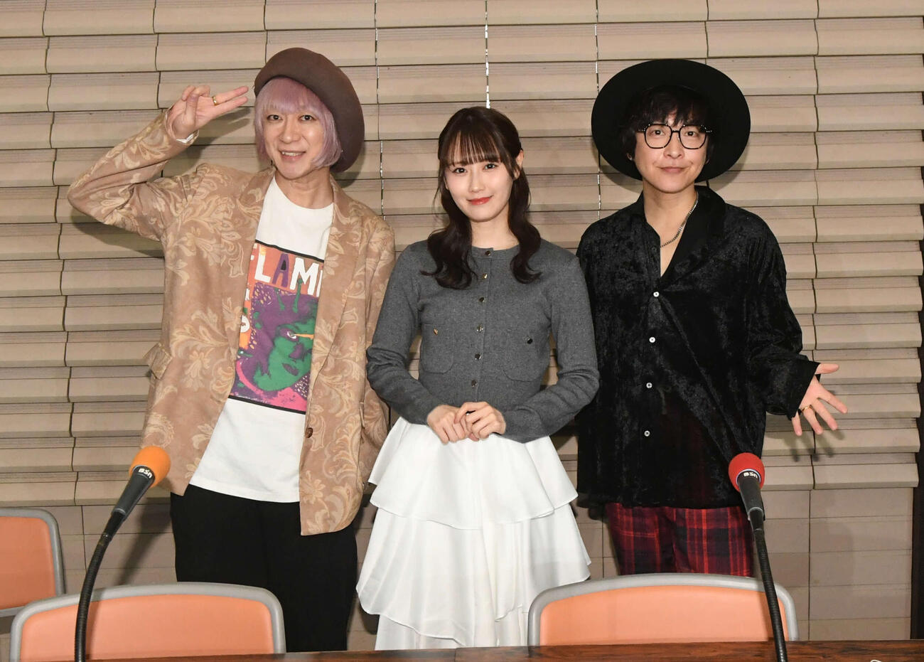 自身初のレギュラー番組「NGT48とひなたまつり｝でMC務めるNGT48の西潟茉莉奈（中央）。左は「ひなた」のぴろん、右はたかのり