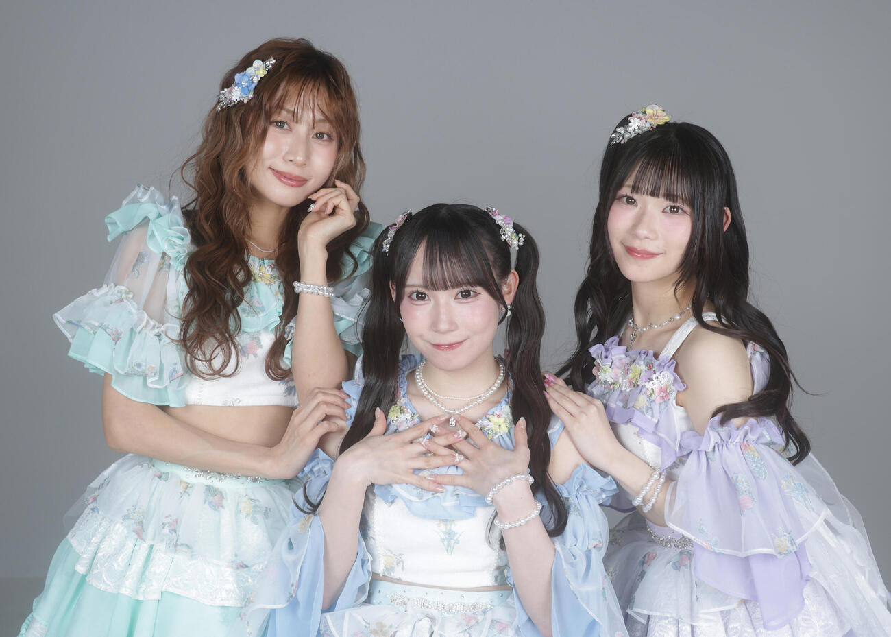 インタビューを終えかわいいポーズを披露するSKE48。左から青海ひな乃、大村杏、河村優愛（撮影・中島郁夫）