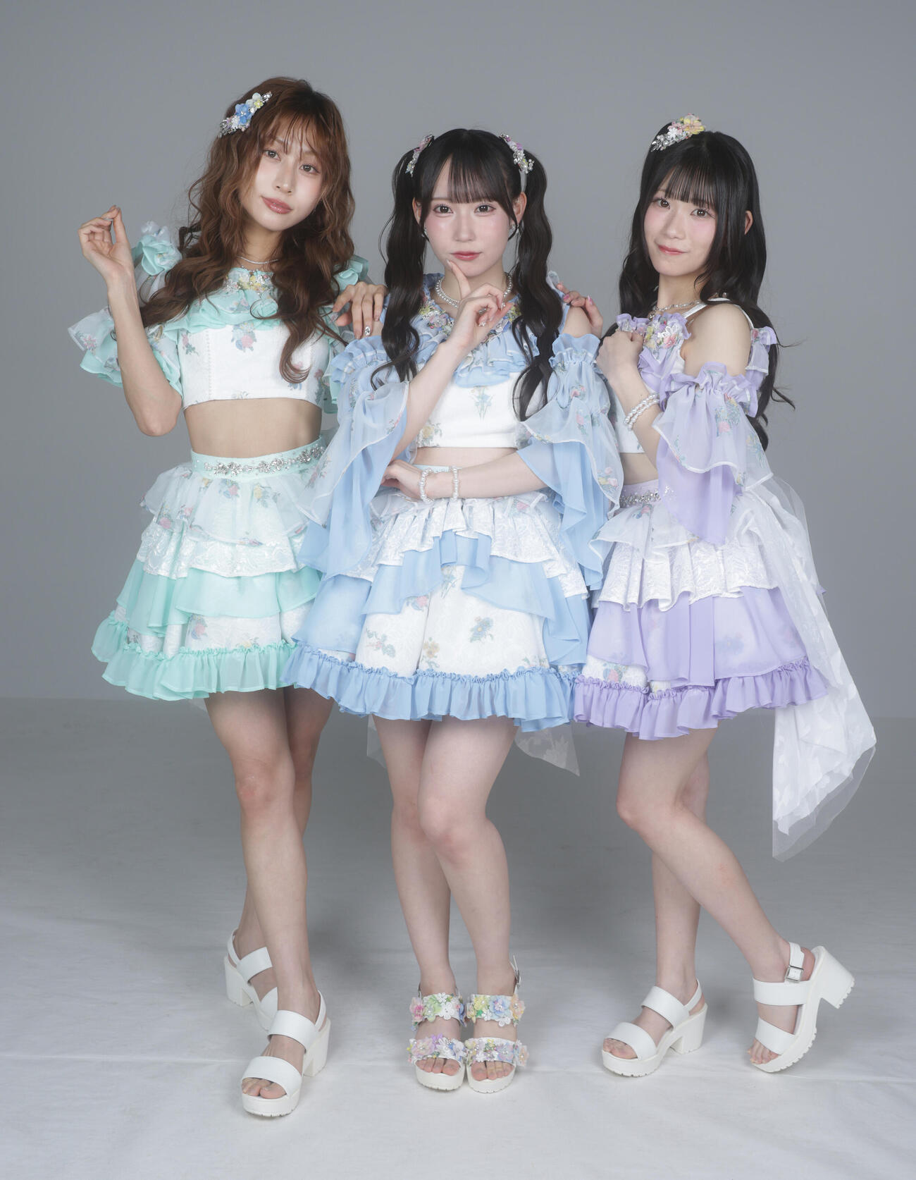 インタビューを終えかわいいポーズを披露するSKE48。左から青海ひな乃、大村杏、河村優愛（撮影・中島郁夫）
