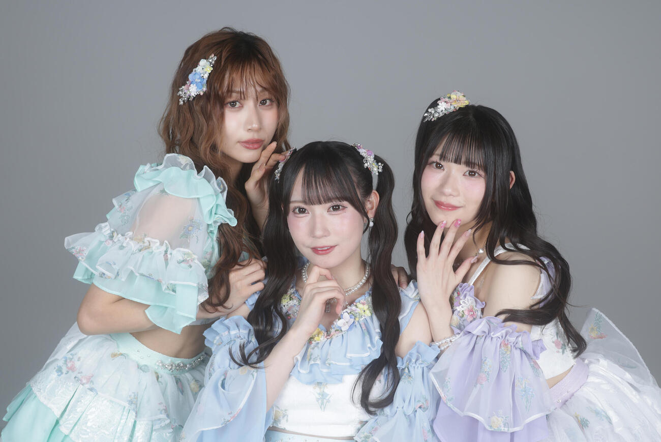 　インタビューを終えかわいいポーズを披露するSKE48。左から青海ひな乃、大村杏、河村優愛