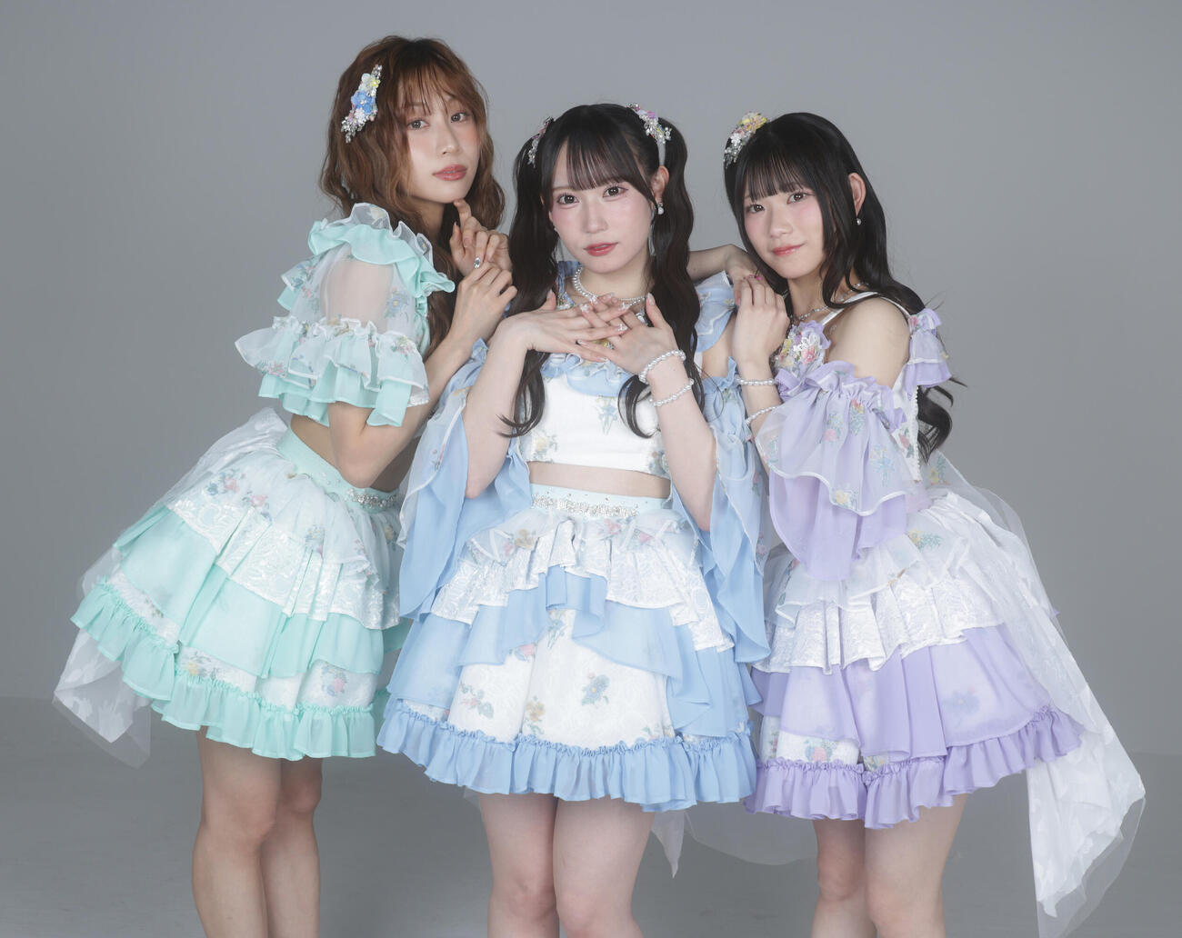インタビューを終えかわいいポーズを披露するSKE48。左から青海ひな乃、大村杏、河村優愛（撮影・中島郁夫）