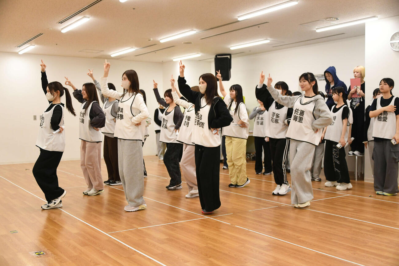 リハーサルを行うNGT48のメンバー（26日撮影）