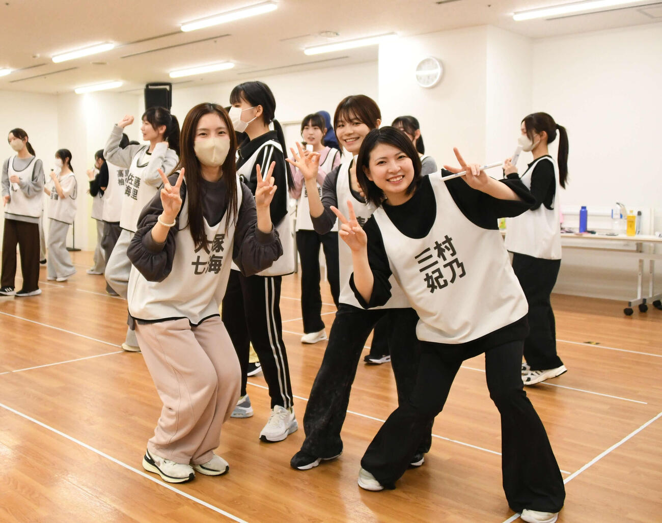 リハ中、ときおりリラックスした表情も。左から大塚七海、清司麗菜、三村妃乃