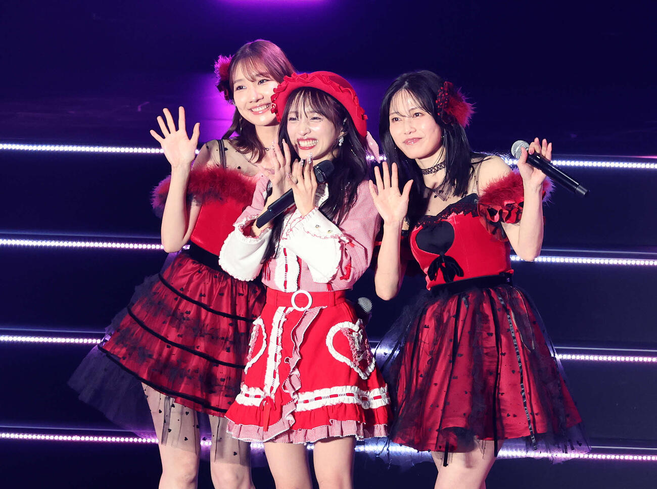 笑顔でポーズを決める、左から柏木由紀、向井地美音、横山由依（撮影・鈴木正人）　