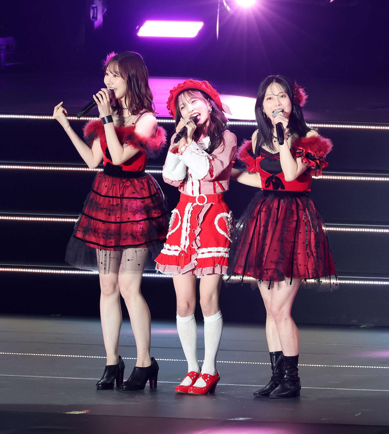 熱唱する、左から柏木由紀、向井地美音、横山由依（撮影・鈴木正人）　