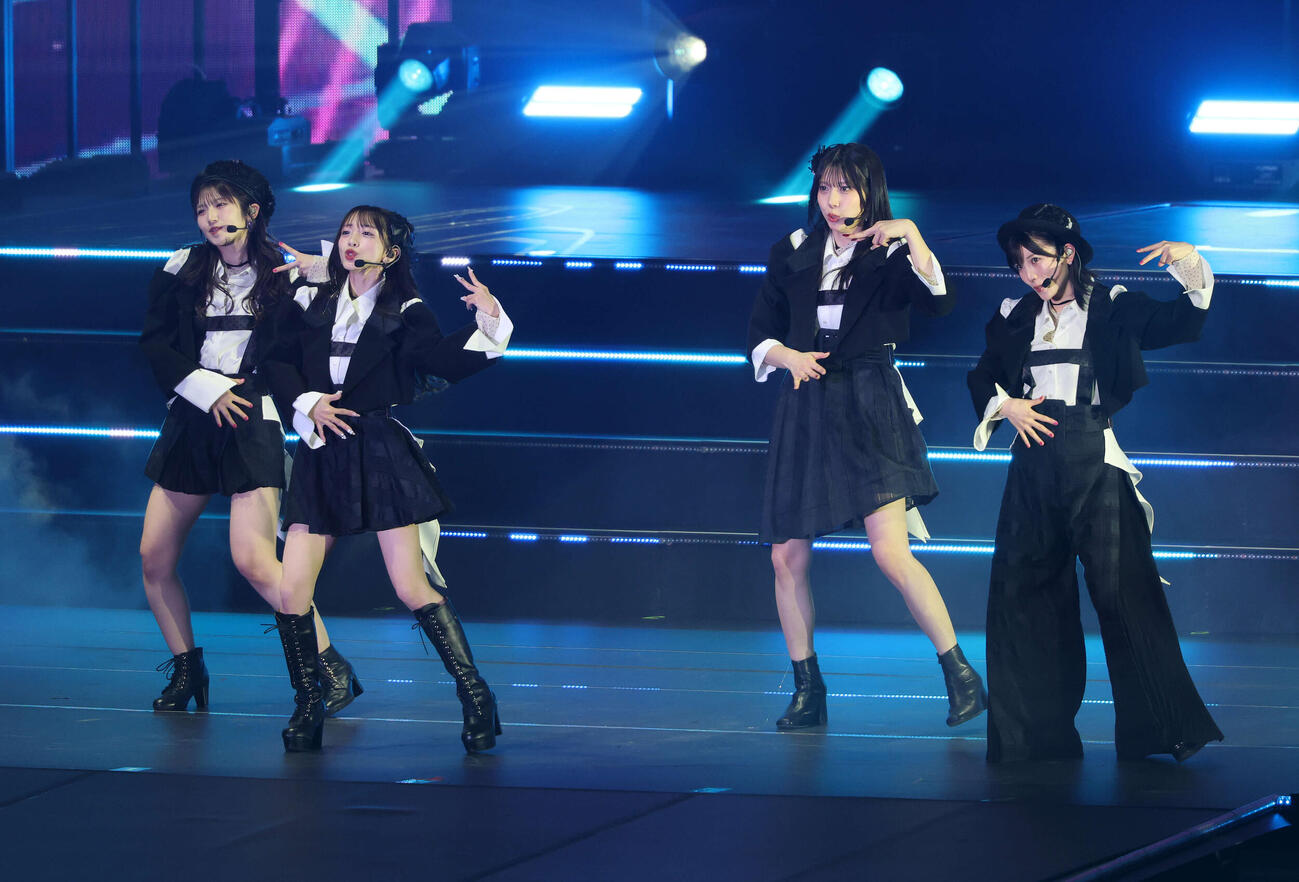 華麗なパフォーマンス見せる、左から村山彩希、向井地美音、茂木忍、岡田奈々（撮影・鈴木正人）　
