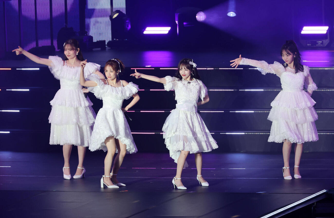 華麗なパフォーマンス見せる、左から小嶋陽菜、高橋みなみ、向井地美音、峯岸みなみ（撮影・鈴木正人）　