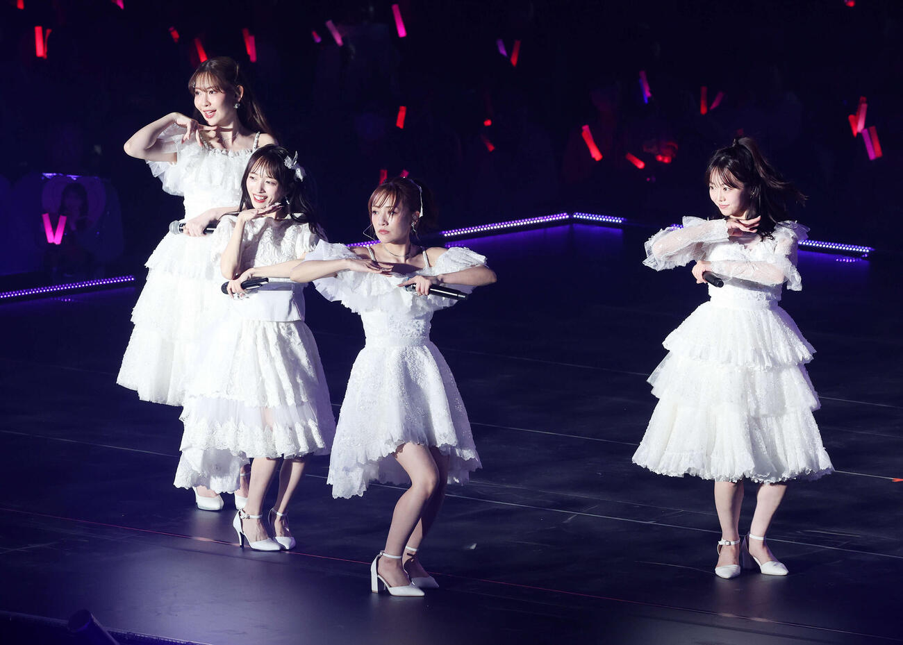 華麗なパフォーマンス見せる、左から小嶋陽菜、向井地美音、高橋みなみ、、峯岸みなみ（撮影・鈴木正人）　