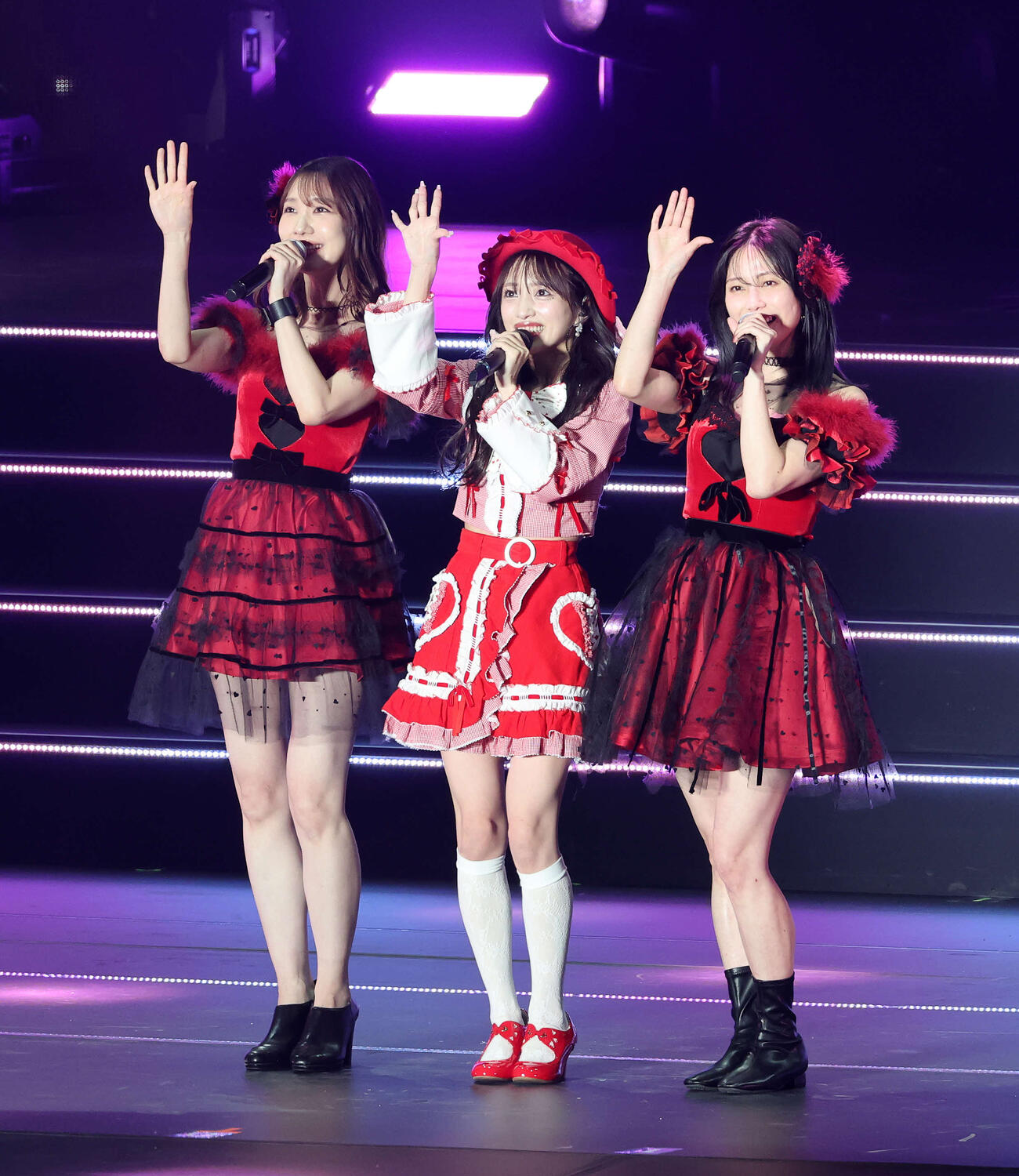 熱唱する、左から柏木由紀、向井地美音、横山由依（撮影・鈴木正人）　