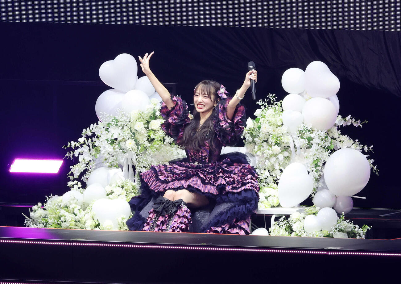 卒業コンサートでファンに手を振る向井地美音（撮影・鈴木正人）　