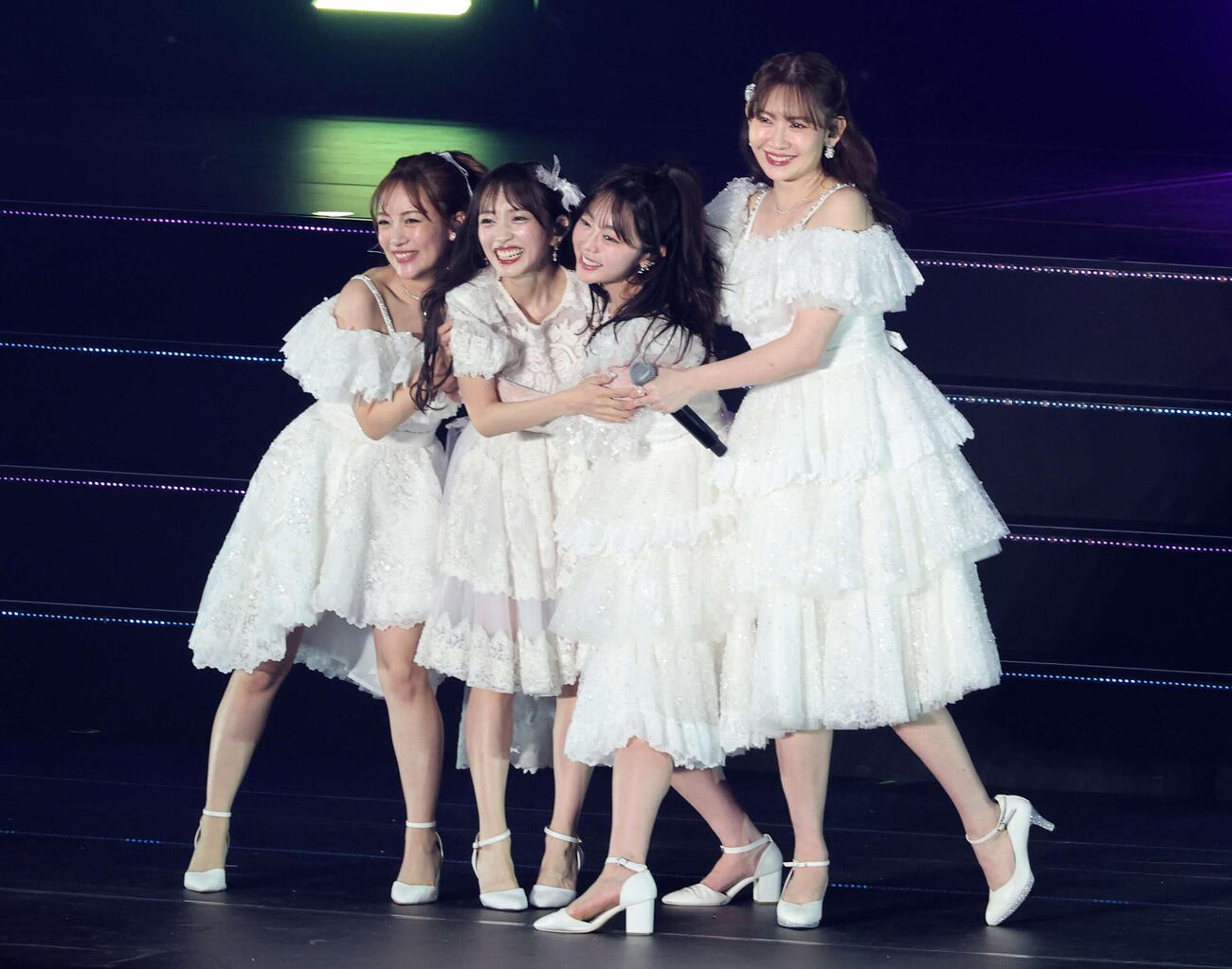華麗なパフォーマンス見せる、左から高橋みなみ、向井地美音、峯岸みなみ、小嶋陽菜（撮影・鈴木正人）　