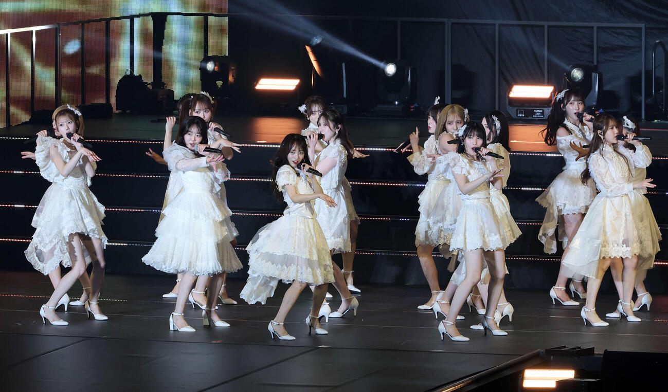 卒業コンサートに臨む向井地美音（中央）（撮影・鈴木正人）　