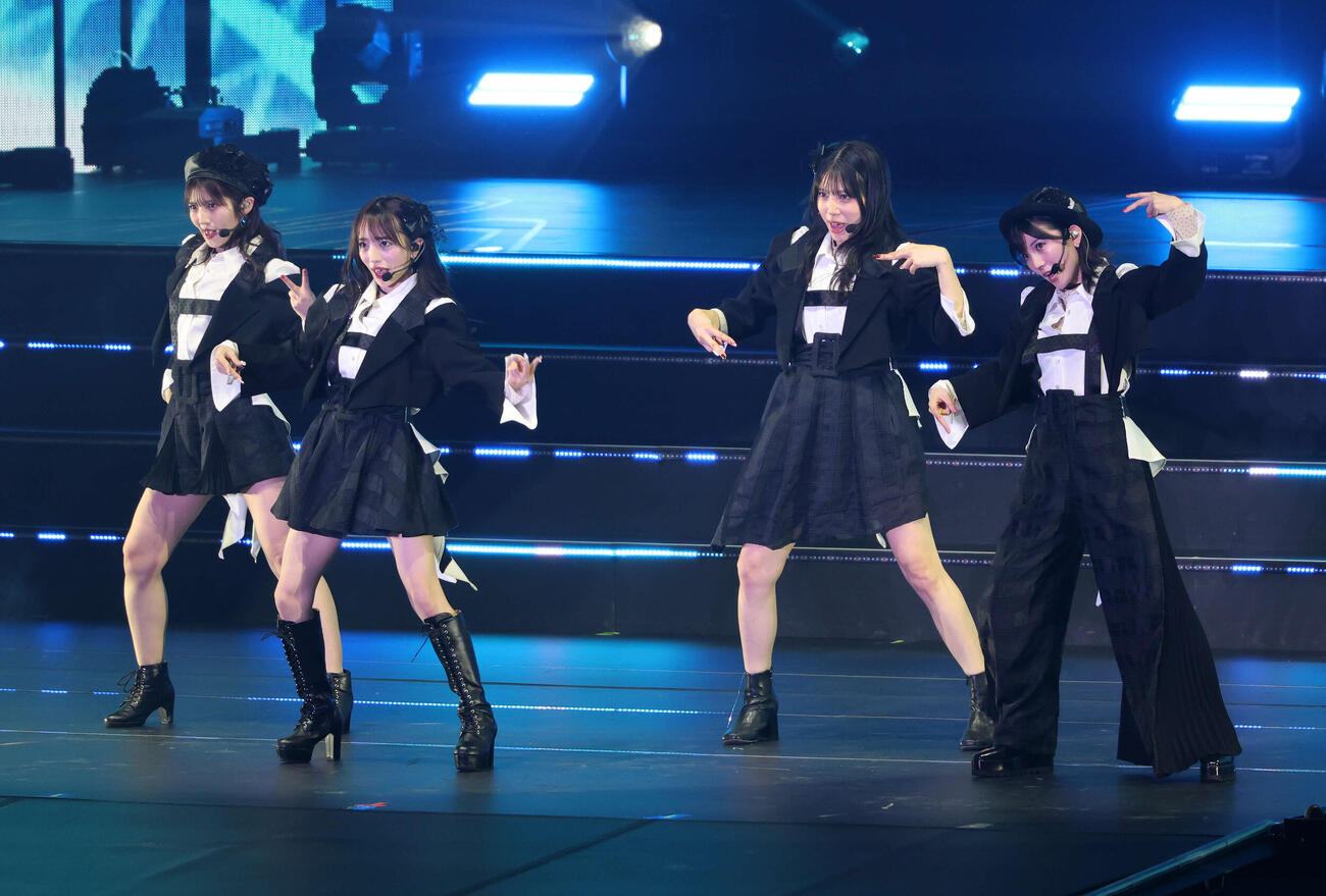 華麗なパフォーマンス見せる、左から村山彩希、向井地美音、茂木忍、岡田奈々（撮影・鈴木正人）　