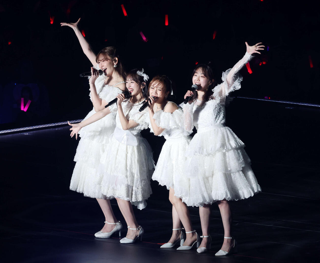 華麗なパフォーマンス見せる、左から小嶋陽菜、向井地美音、高橋みなみ、峯岸みなみ（撮影・鈴木正人）　