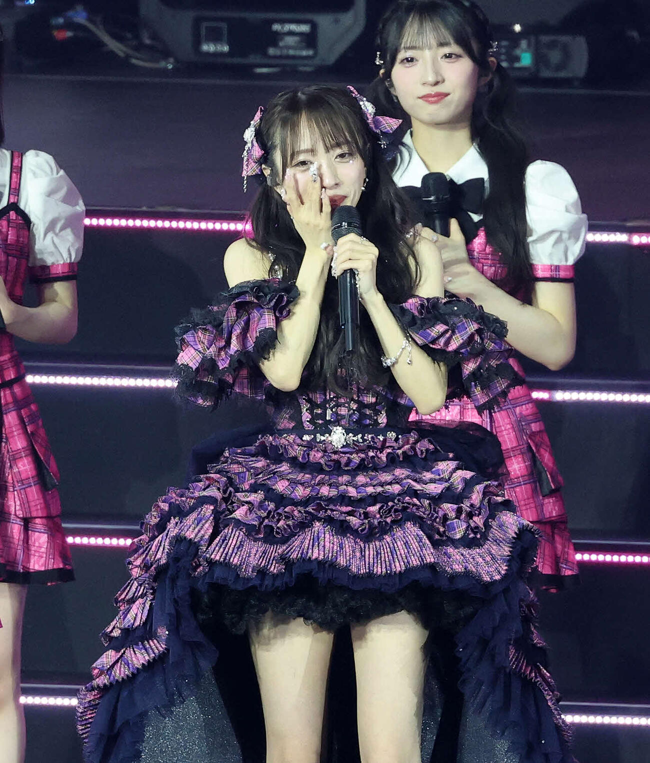 卒業コンサートで涙ぐむ向井地美音（撮影・鈴木正人）　