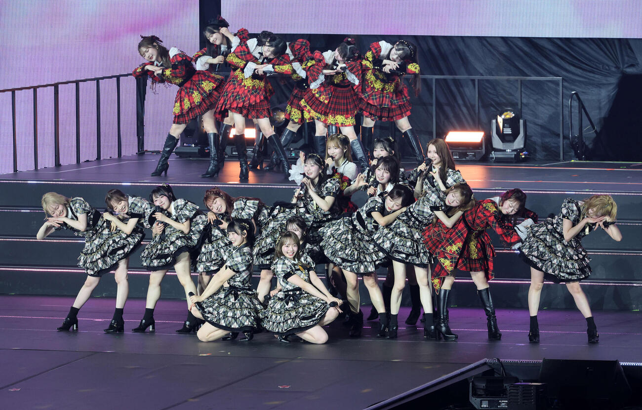 華麗なパフォーマンスを見せるAKB48（撮影・鈴木正人）　