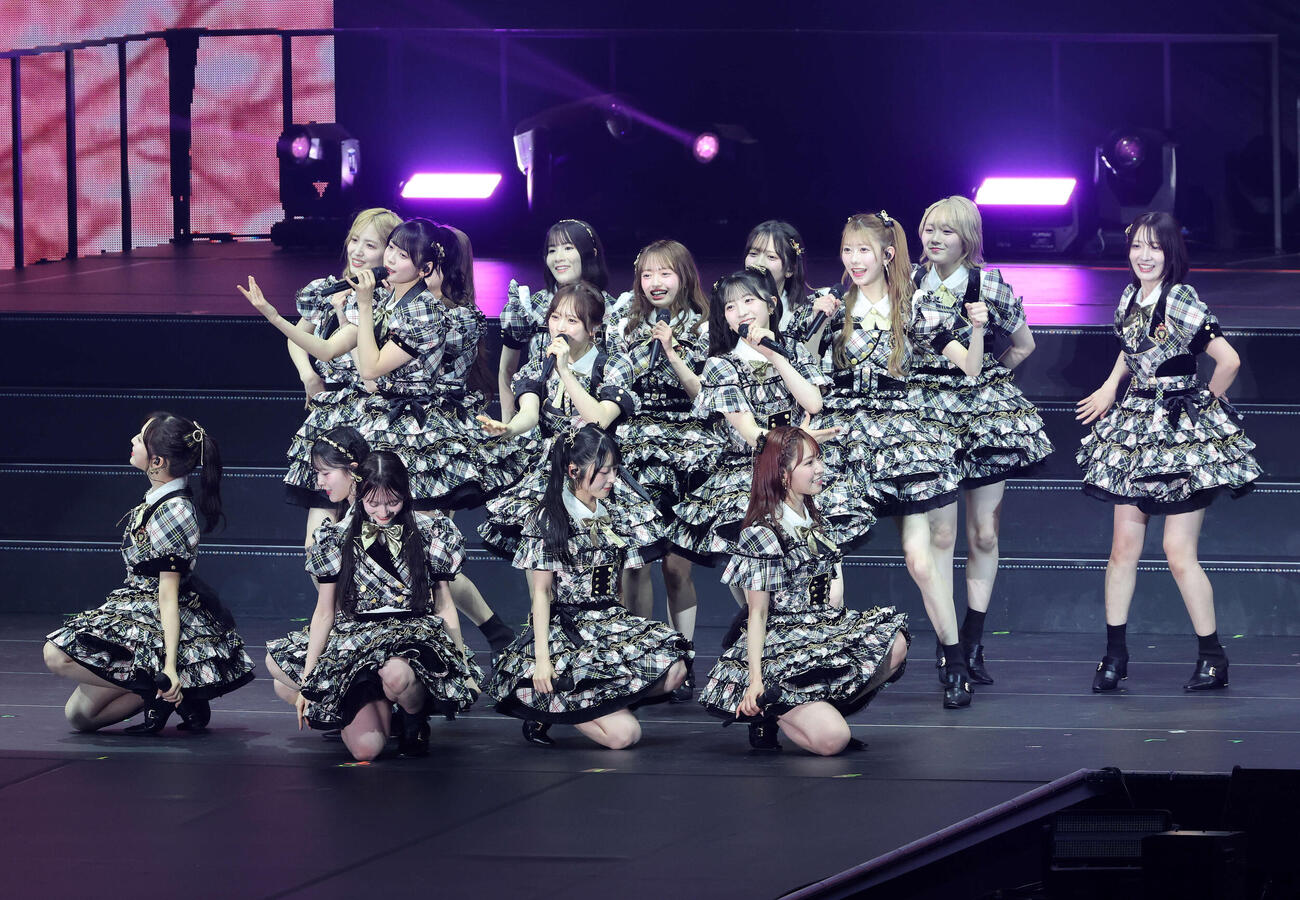 新衣装で華麗なパフォーマンスを見せるAKB48（撮影・鈴木正人）