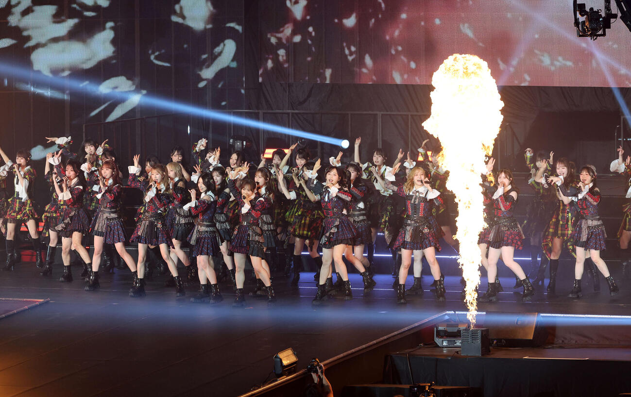 華麗なパフォーマンスを見せるAKB48（撮影・鈴木正人）　