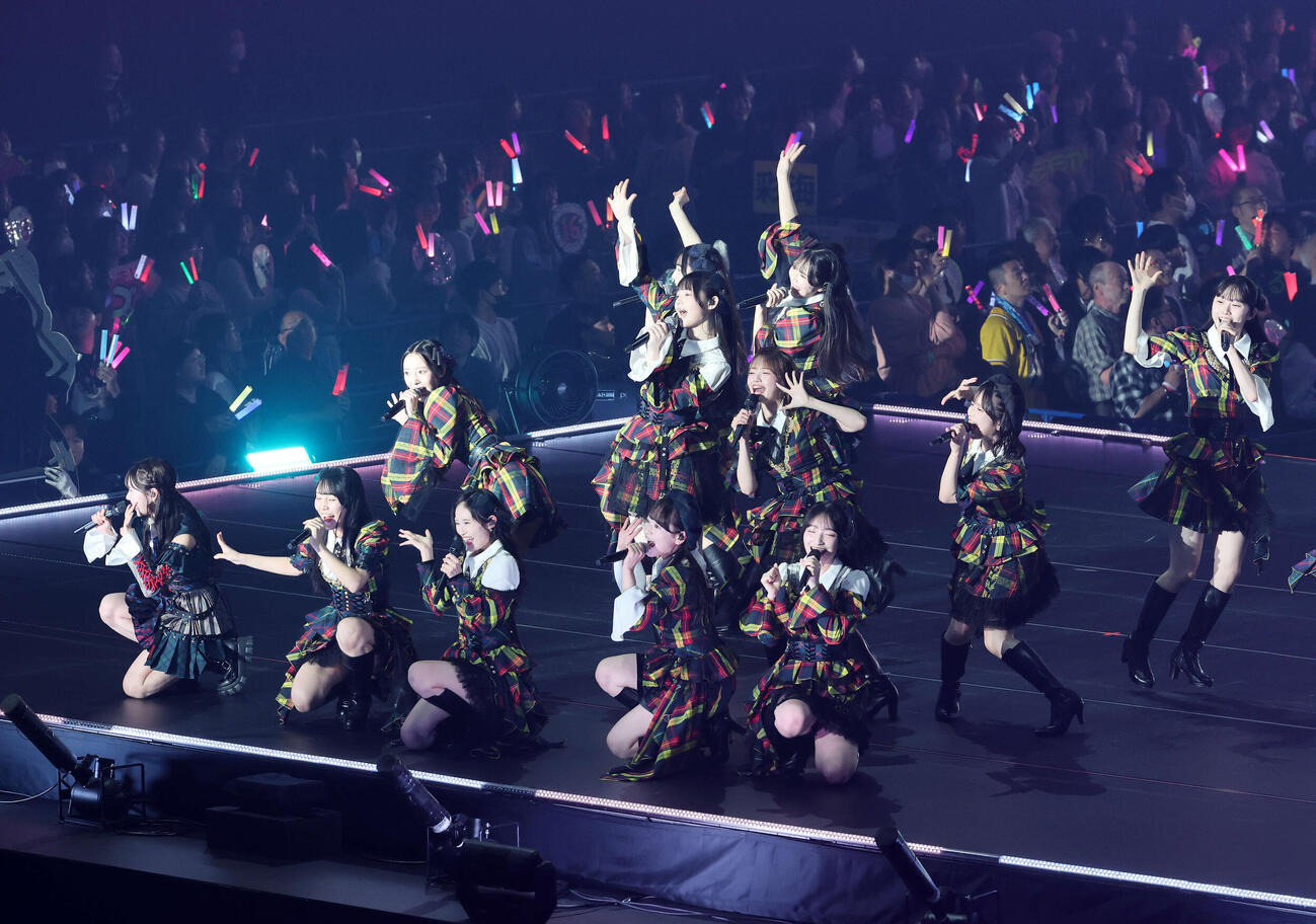 華麗なパフォーマンスを見せるAKB48（撮影・鈴木正人）　