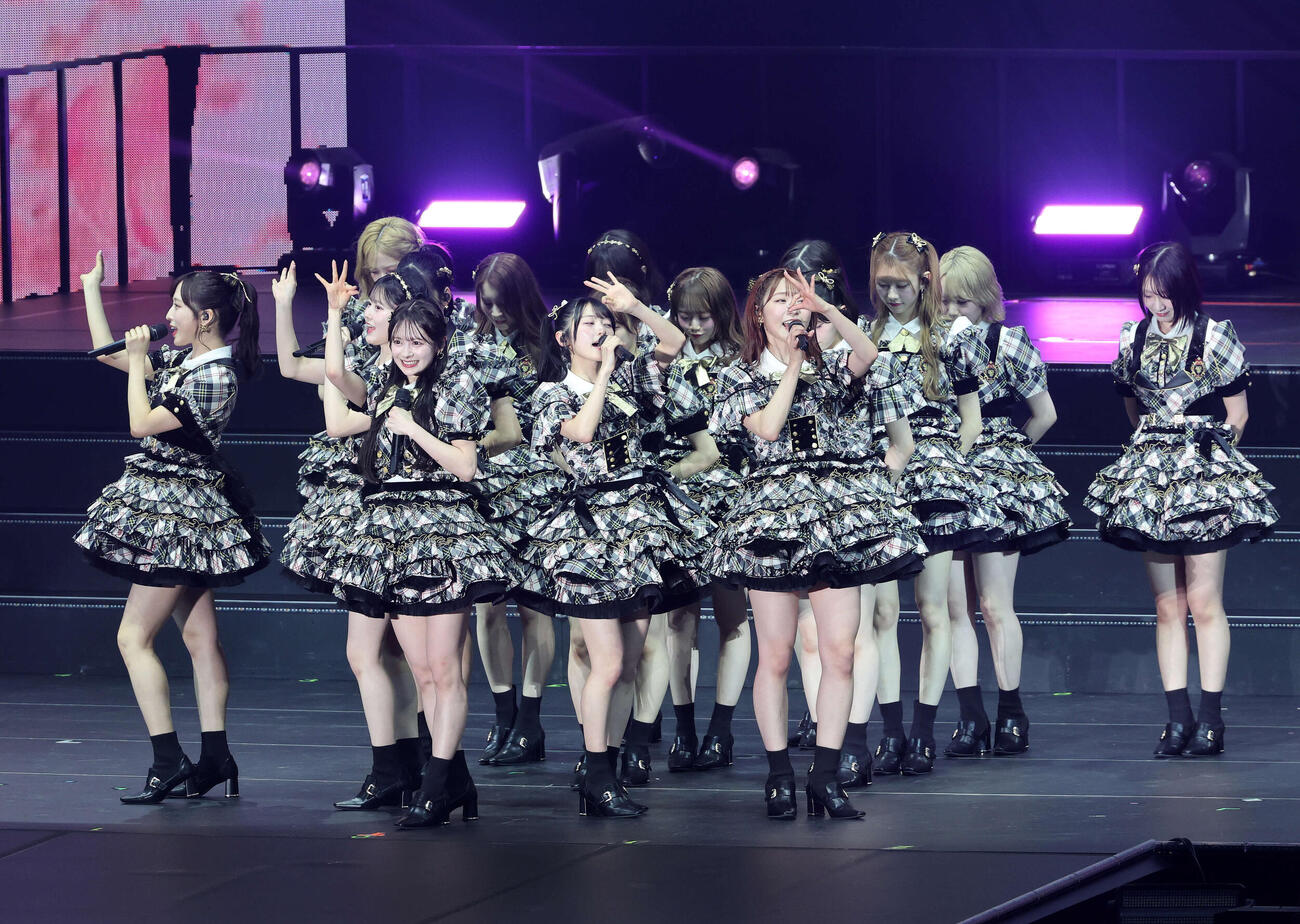 新衣装で華麗なパフォーマンスを見せるAKB48（撮影・鈴木正人）