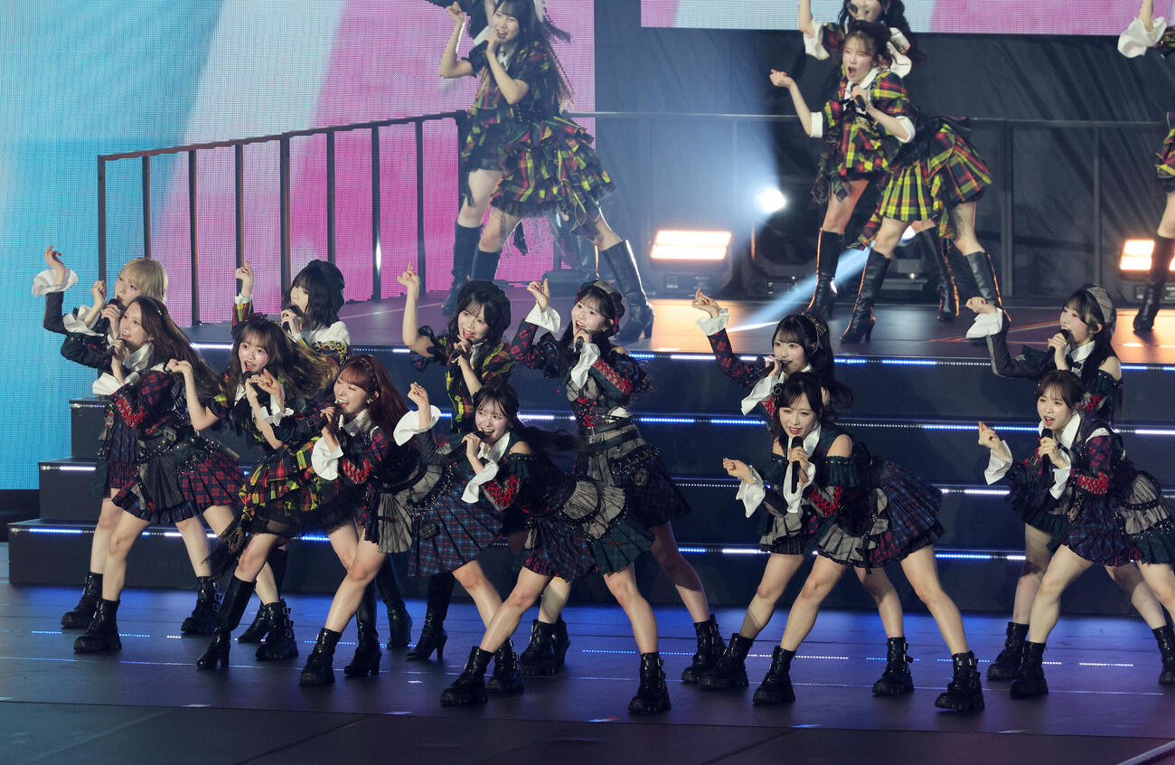 華麗なパフォーマンスを見せるAKB48（撮影・鈴木正人）　