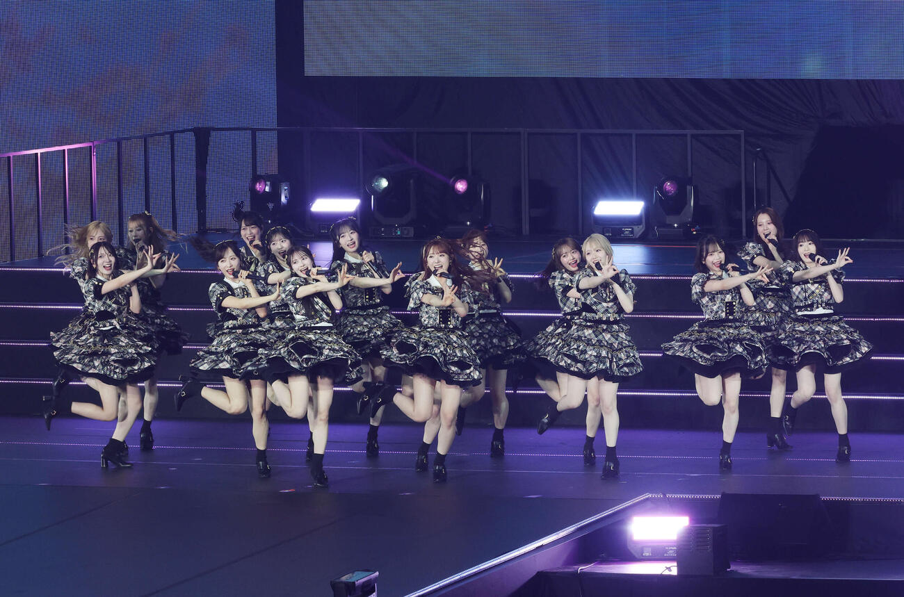 新衣装で華麗なパフォーマンスを見せるAKB48（撮影・鈴木正人）